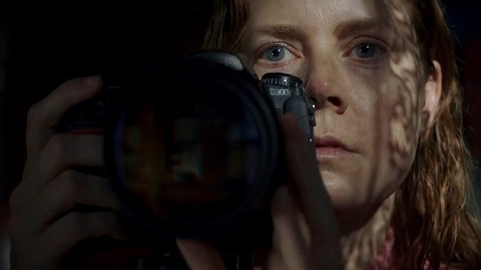 La mujer en la ventana